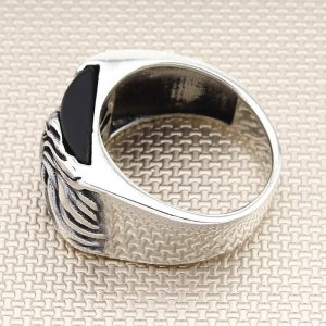 Alternative view of 925 Ayar Gümüş Siyah Oniks Taş Üzeri Kaplan Model Erkek Yüzük