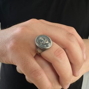 Alternative view of 925 Ayar Gümüş Hz. İsa Figürlü Hac İşlemeli Eskitme Model Usta İşi Erkek Yüzük